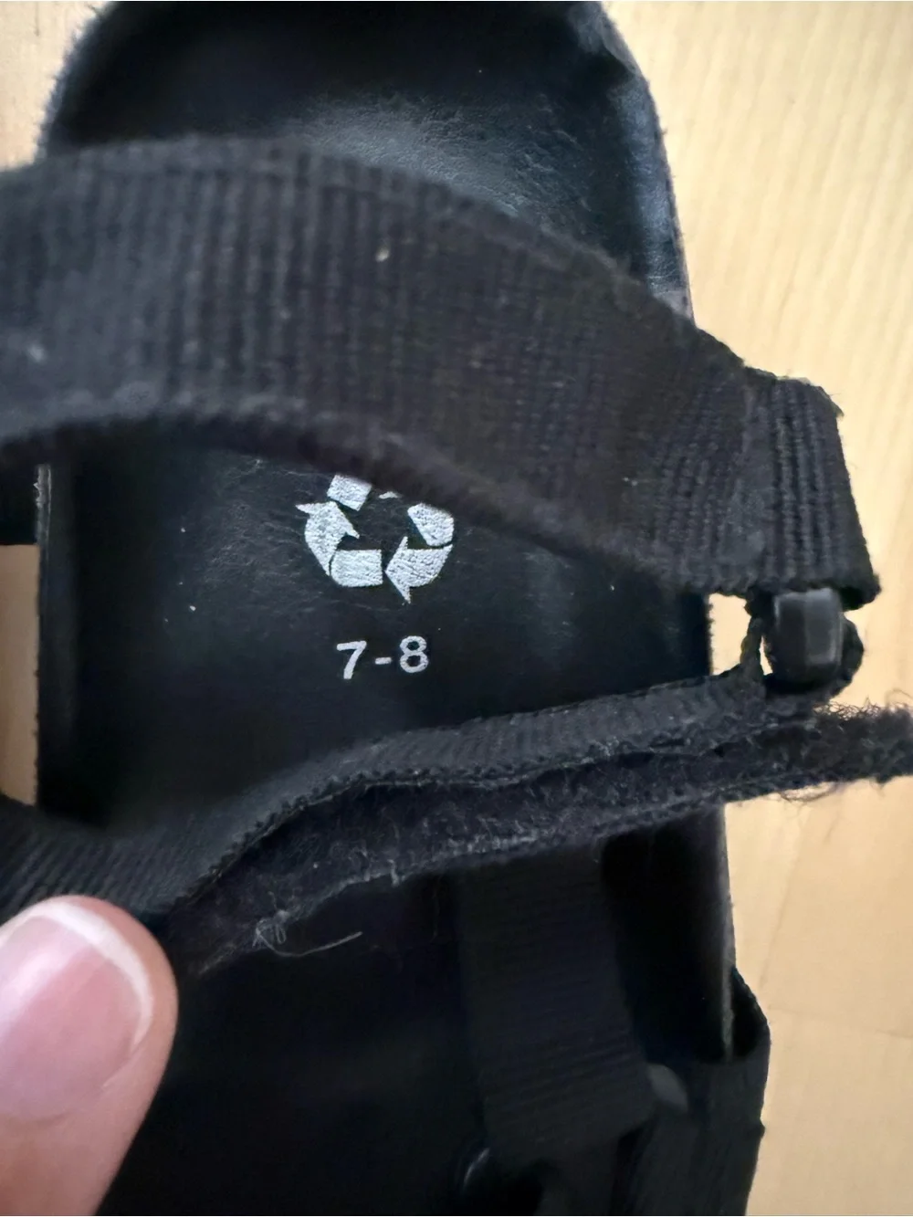 GAP‎ Black Adjustable Kids Sandals. G10